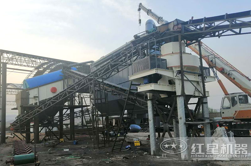 沖擊式制砂機作業現場圖，配備環保裝置