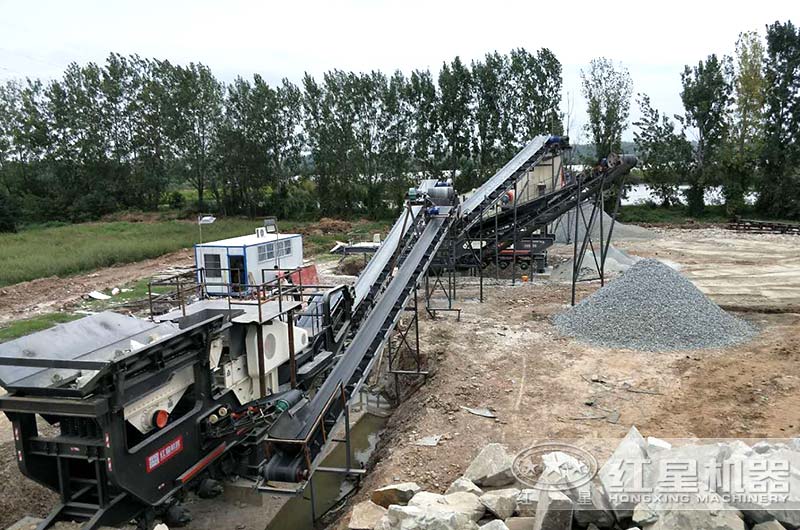 移動磕石機生產現場，兩臺聯合作業