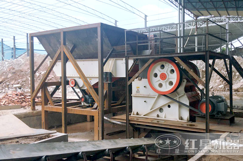 鵝卵石破碎生產線一角_顎式破碎機