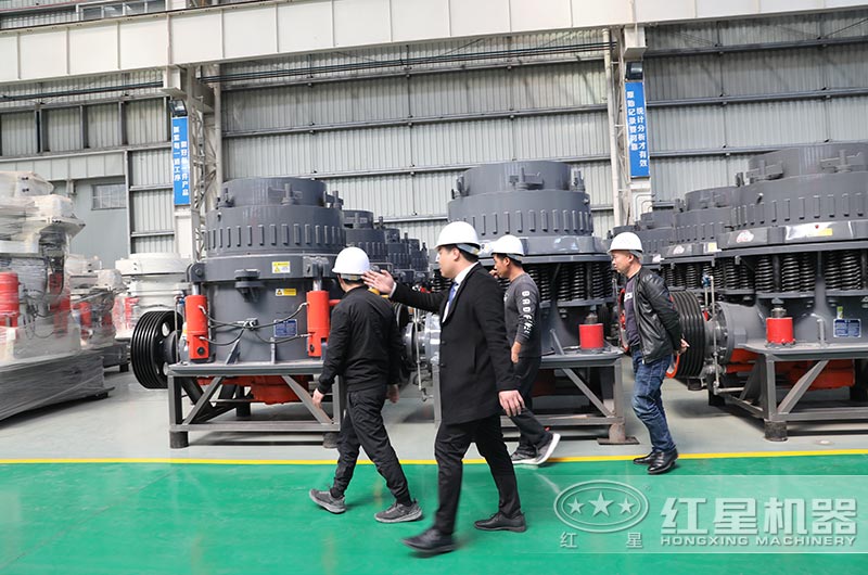 用戶(hù)到廠近距離考察硅石破碎機(jī)，專(zhuān)業(yè)人員全程陪同