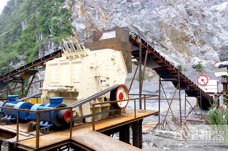 石灰石加工處理現(xiàn)場，鄂破+反擊破