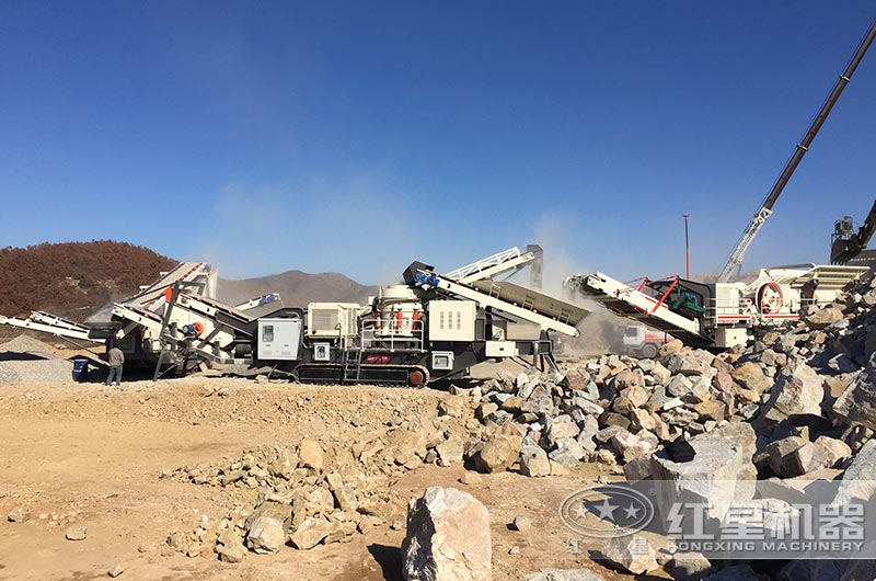 山東客戶現場，三臺設備聯機作業（履帶式移動破碎站，總投資100-200萬元左右）