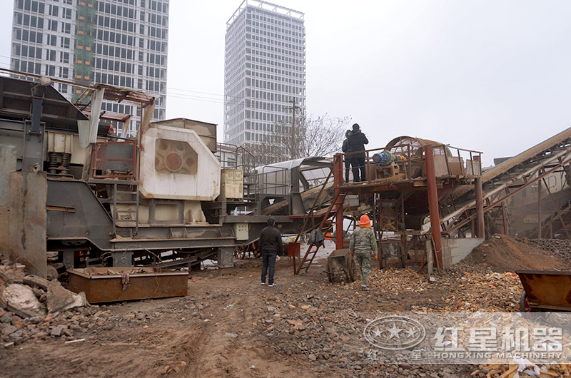 移動破碎站（配置顎破、進料口大）